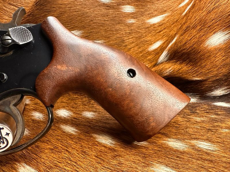 Smith & Wesson High Grade Walnut S&W Bear Hug Grips (SQUARE K/L FRAME) Smith & Wesson High Grade Walnut S&W Bear Hug Grips (SQUARE K/L FRAME)