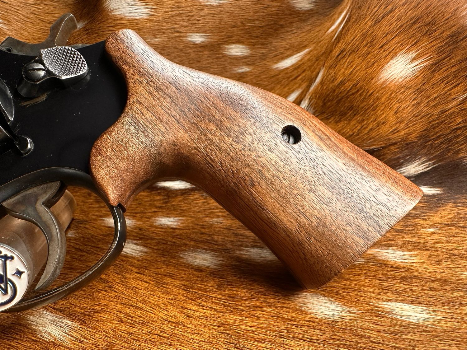 Smith & Wesson High Grade Walnut S&W Bear Hug Grips (SQUARE K/L FRAME)