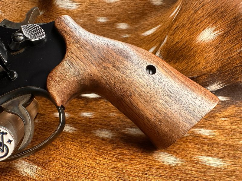 Smith & Wesson High Grade Walnut S&W Bear Hug Grips (SQUARE K/L FRAME) Smith & Wesson High Grade Walnut S&W Bear Hug Grips (SQUARE K/L FRAME)