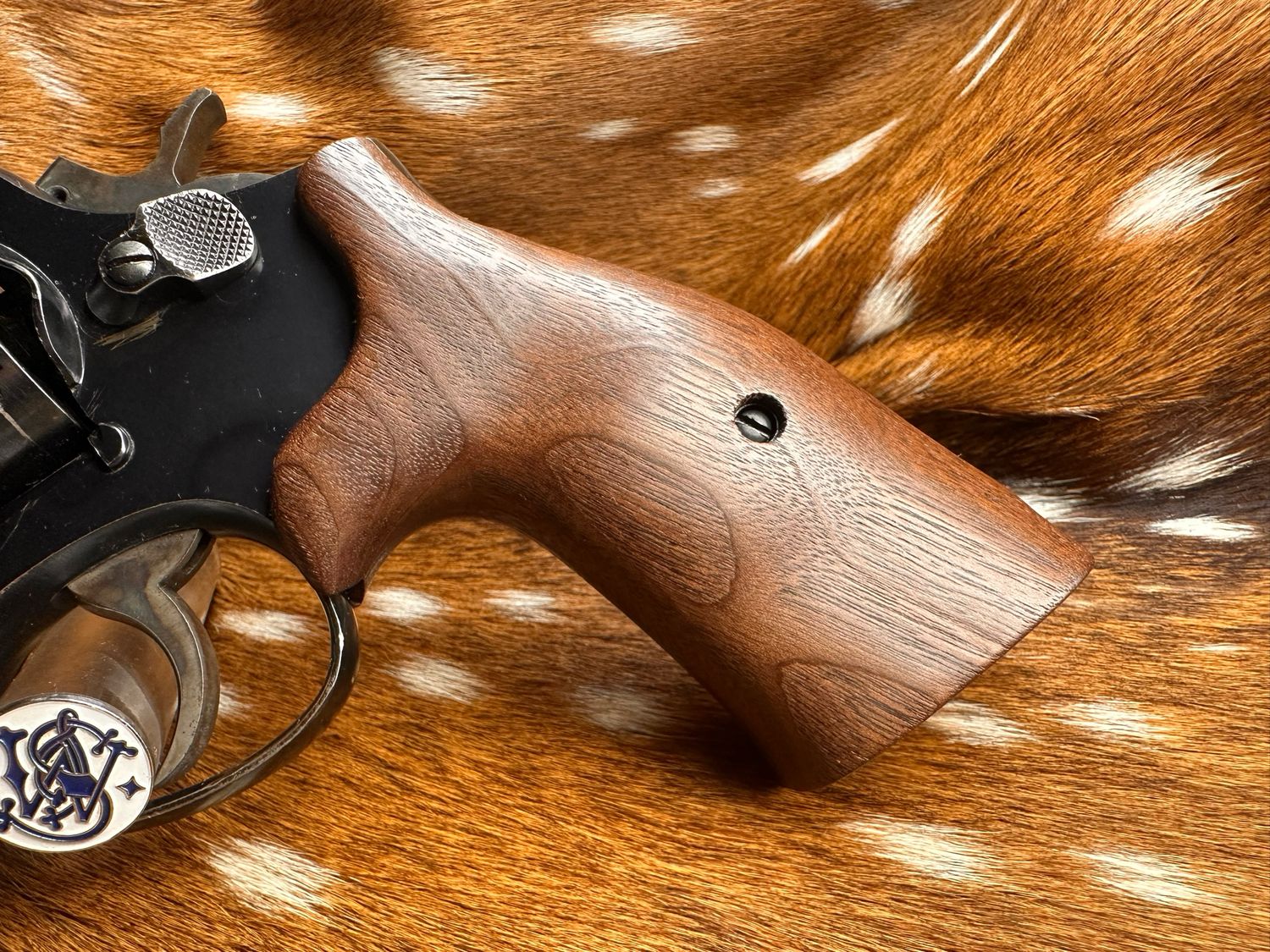 Smith & Wesson High Grade Walnut S&W Bear Hug Grips (SQUARE K/L FRAME)
