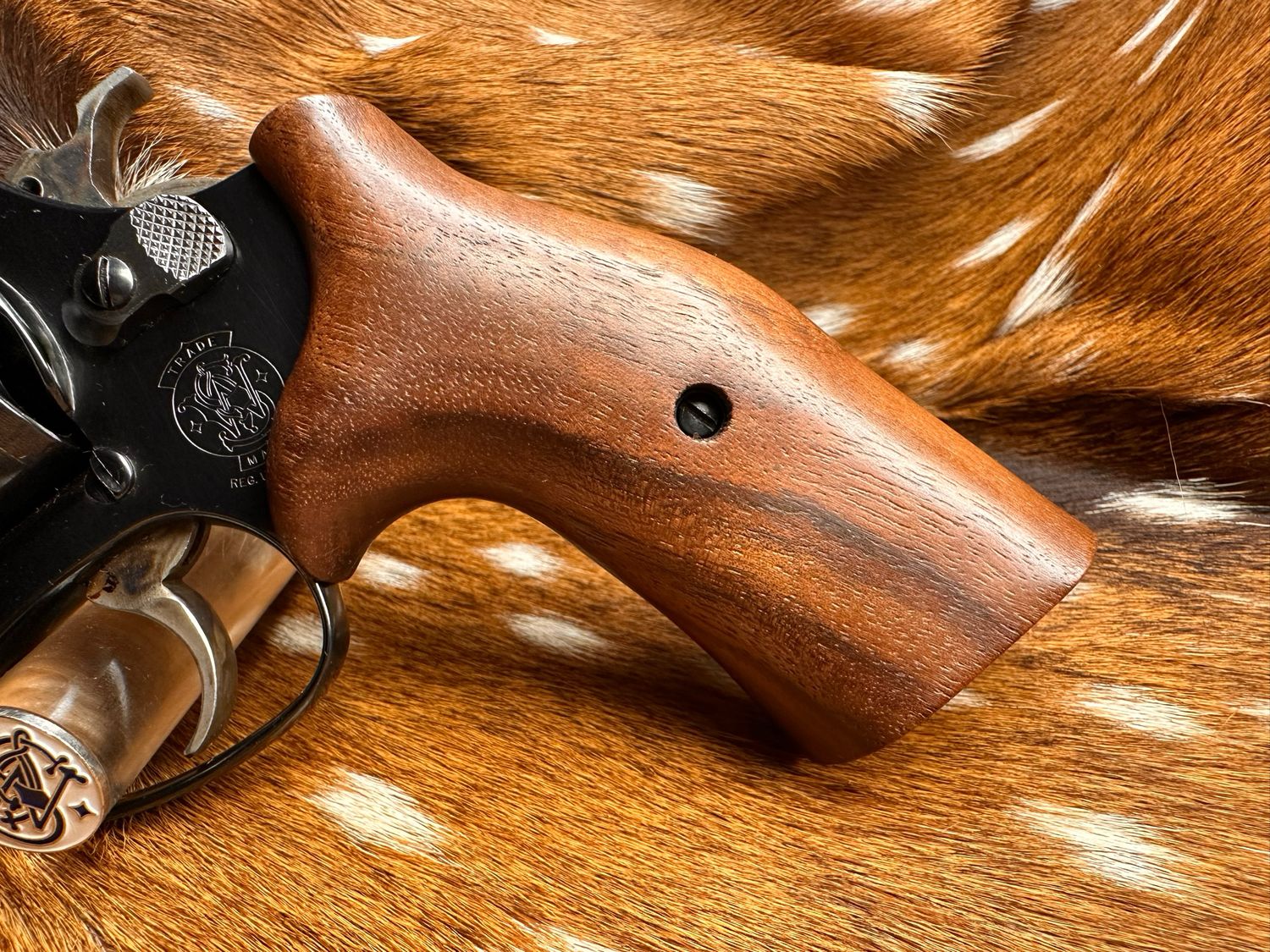 Smith & Wesson High Grade Walnut Grips (J Frame Cub Hug)