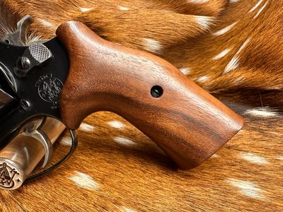 Smith & Wesson High Grade Walnut Grips (J Frame Cub Hug) Smith & Wesson High Grade Walnut Grips (J Frame Cub Hug)
