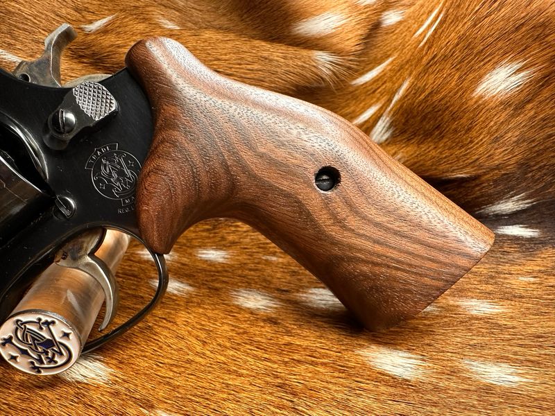 Smith & Wesson High Grade Walnut Grips (J Frame Cub Hug) Smith & Wesson High Grade Walnut Grips (J Frame Cub Hug)