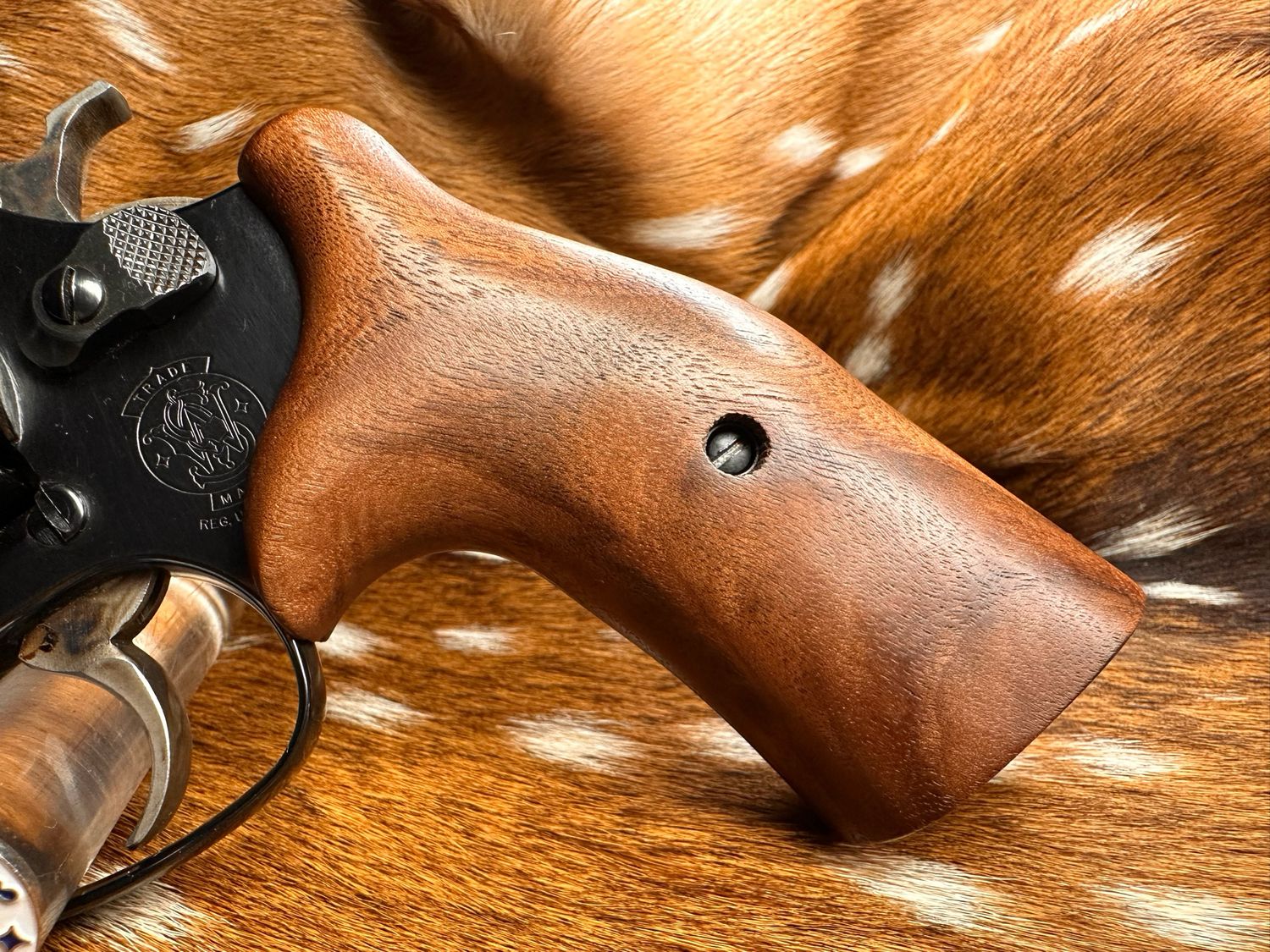 Smith & Wesson High Grade Walnut Grips (J Frame Cub Hug)