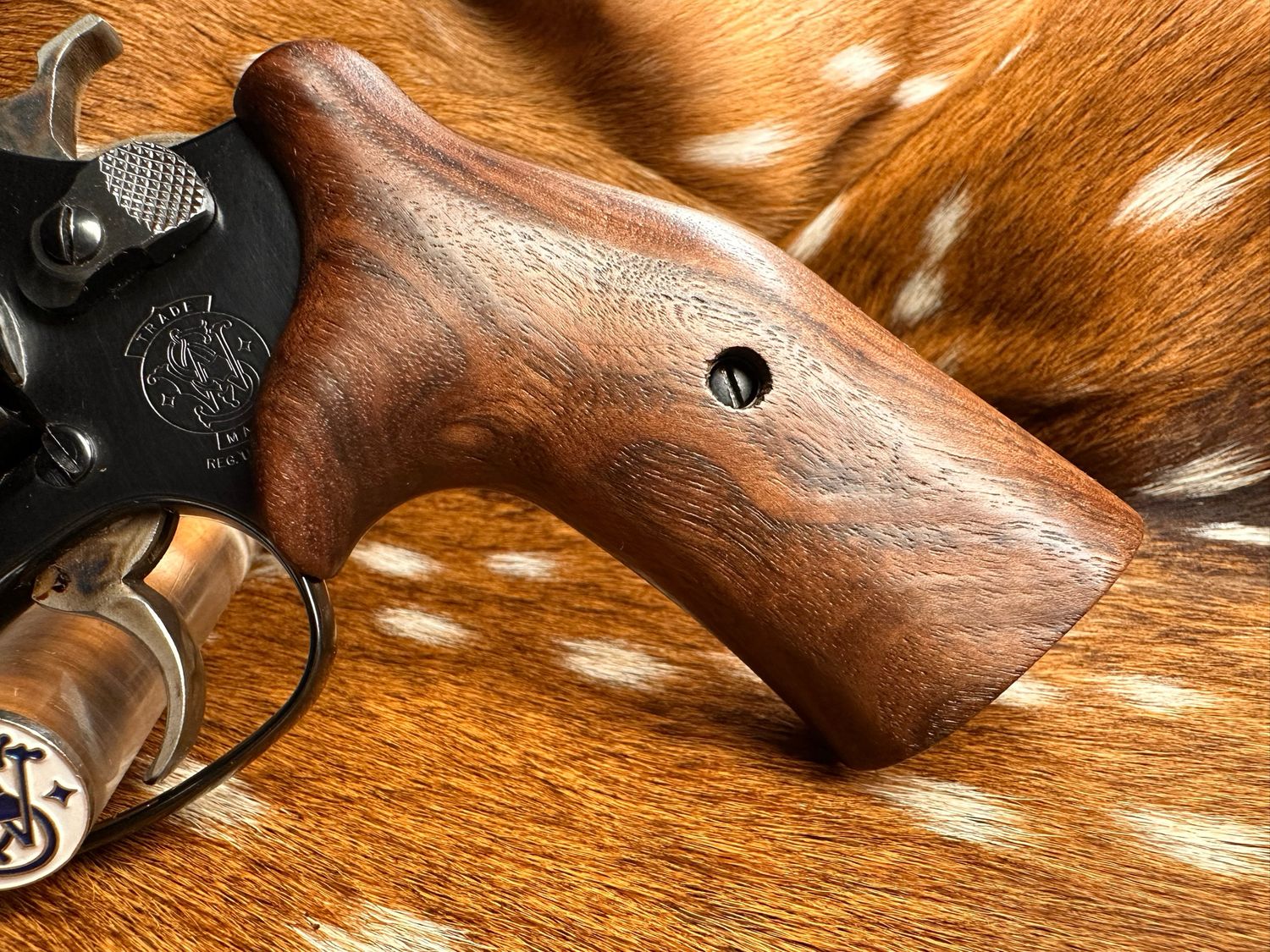 Smith & Wesson High Grade Walnut Grips (J Frame Cub Hug)