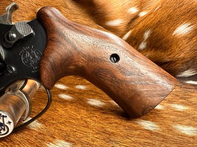 Smith & Wesson High Grade Walnut Grips (J Frame Cub Hug) Smith & Wesson High Grade Walnut Grips (J Frame Cub Hug)