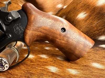 Smith & Wesson High Grade Walnut Grips (J Frame Cub Hug) Smith & Wesson High Grade Walnut Grips (J Frame Cub Hug)