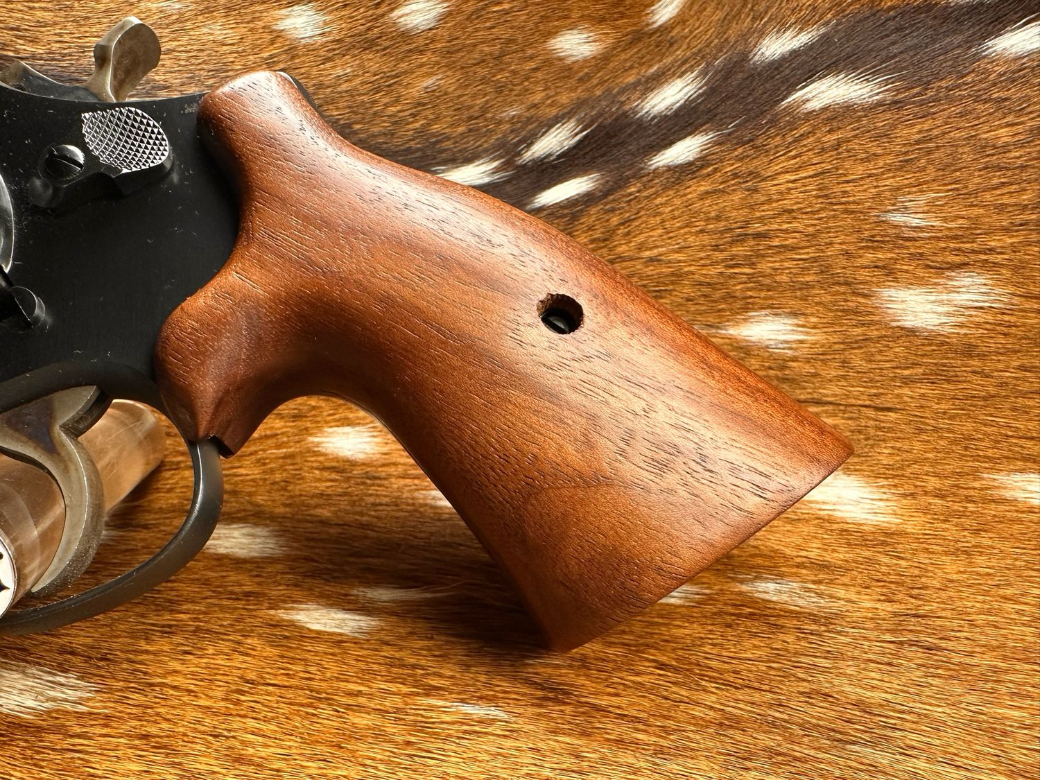 Smith & Wesson High Grade Walnut S&W Bear Hug Grips (SQUARE N FRAME)