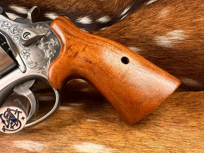 Smith & Wesson High Grade Walnut S&W Bear Hug Grips (N FRAME) Smith & Wesson High Grade Walnut S&W Bear Hug Grips (N FRAME)