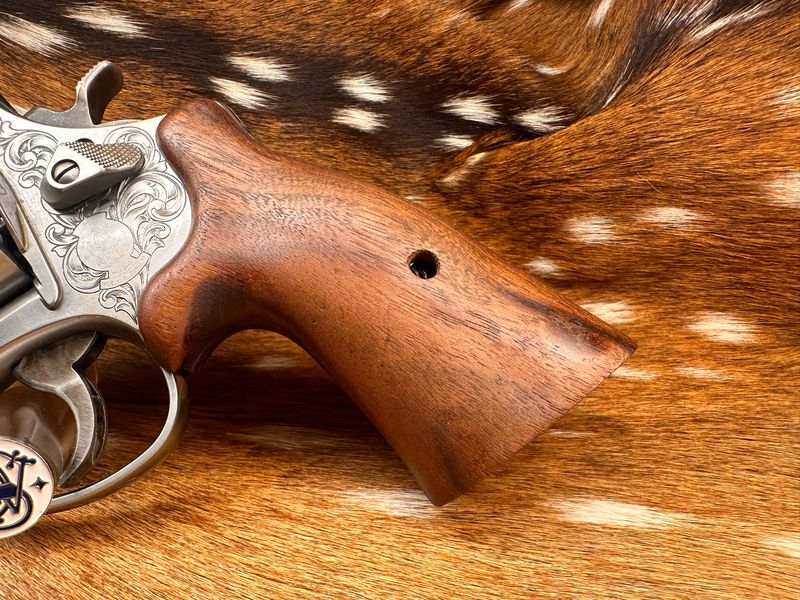Smith & Wesson High Grade Walnut S&W Bear Hug Grips (N FRAME) Smith & Wesson High Grade Walnut S&W Bear Hug Grips (N FRAME)