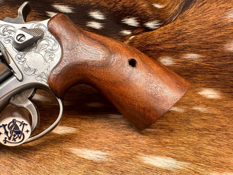 Smith & Wesson High Grade Walnut S&W Bear Hug Grips (N FRAME) Smith & Wesson High Grade Walnut S&W Bear Hug Grips (N FRAME)