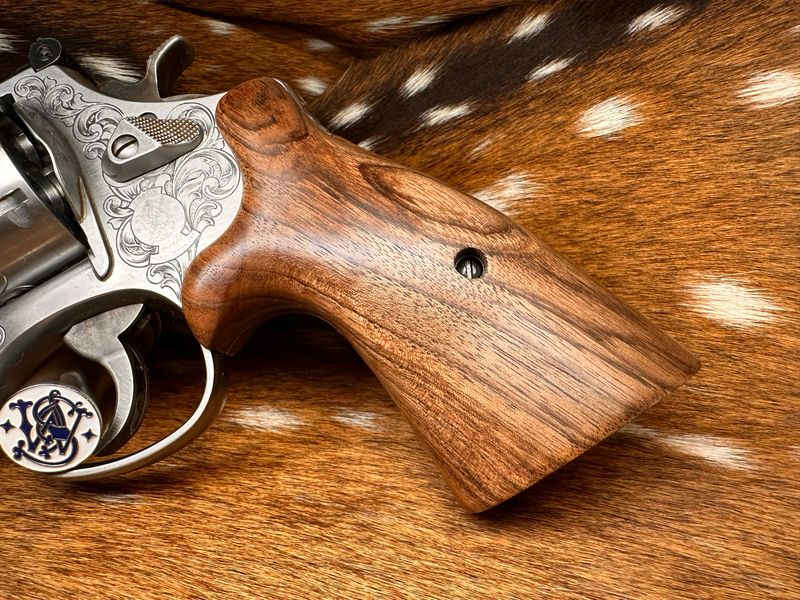 Smith & Wesson High Grade Hand-Select Walnut S&W Bear Hug Grips (N FRAME) Smith & Wesson High Grade Hand-Select Walnut S&W Bear Hug Grips (N FRAME)