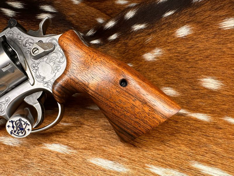 Smith & Wesson High Grade Hand-Select Walnut S&W Bear Hug Grips (N FRAME) Smith & Wesson High Grade Hand-Select Walnut S&W Bear Hug Grips (N FRAME)