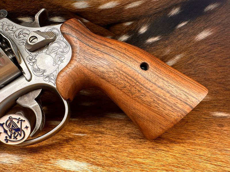 Smith & Wesson High Grade Hand-Select Walnut S&W Bear Hug Grips (N FRAME) Smith & Wesson High Grade Hand-Select Walnut S&W Bear Hug Grips (N FRAME)