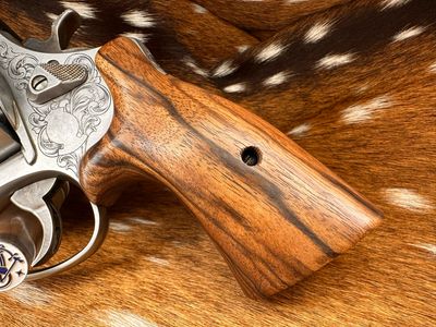 Smith & Wesson High Grade Hand-Select Walnut S&W Bear Hug Grips (N FRAME) Smith & Wesson High Grade Hand-Select Walnut S&W Bear Hug Grips (N FRAME)