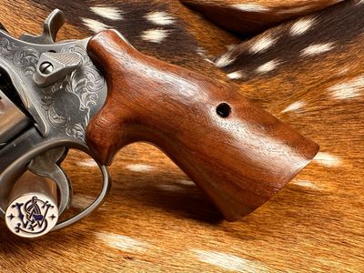 Smith & Wesson High Grade Walnut S&W Bear Hug Grips (N FRAME) Smith & Wesson High Grade Walnut S&W Bear Hug Grips (N FRAME)