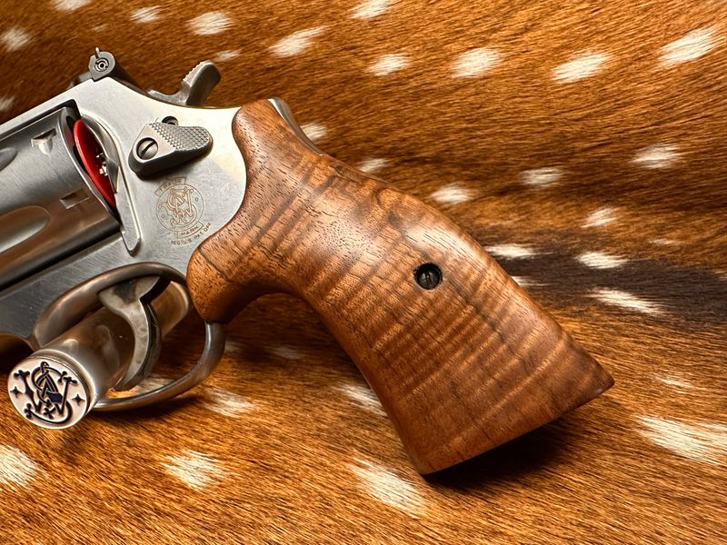 Smith & Wesson High Grade Hand Select Walnut S&W Bear Hug Grips (K/L FRAME) Smith & Wesson High Grade Hand Select Walnut S&W Bear Hug Grips (K/L FRAME)