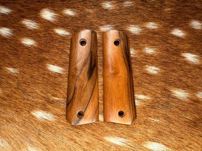 Traditional 1911 Walnut Grips
