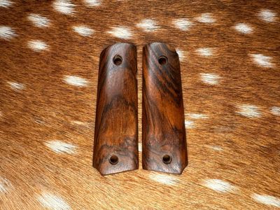 Traditional 1911 Walnut Grips Traditional 1911 Walnut Grips