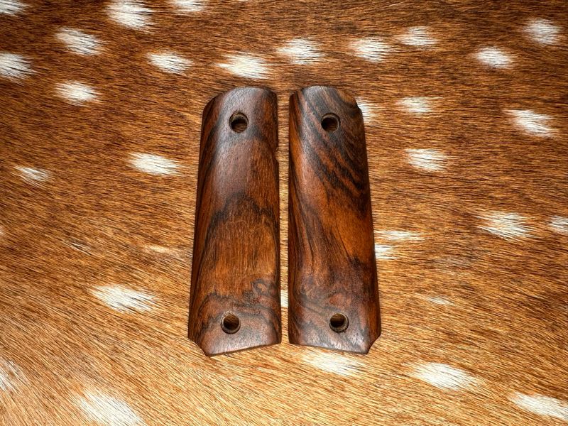 Traditional 1911 Walnut Grips Traditional 1911 Walnut Grips