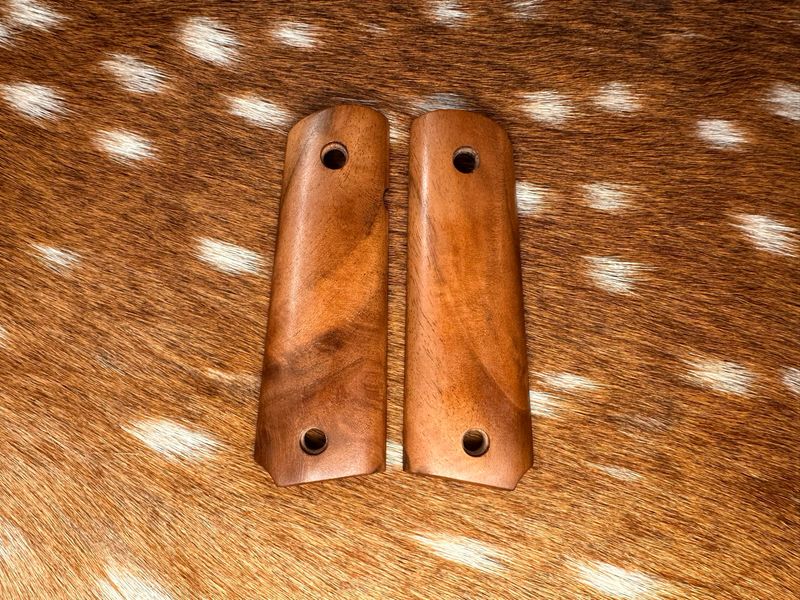 Traditional 1911 Walnut Grips Traditional 1911 Walnut Grips
