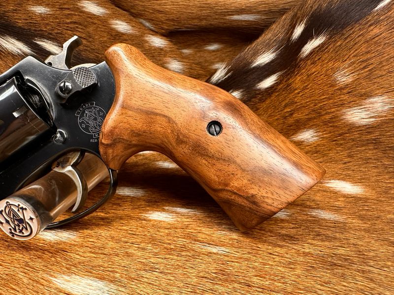 Smith & Wesson High Grade Hand Select Walnut Grips (J Frame Cub Hug)
