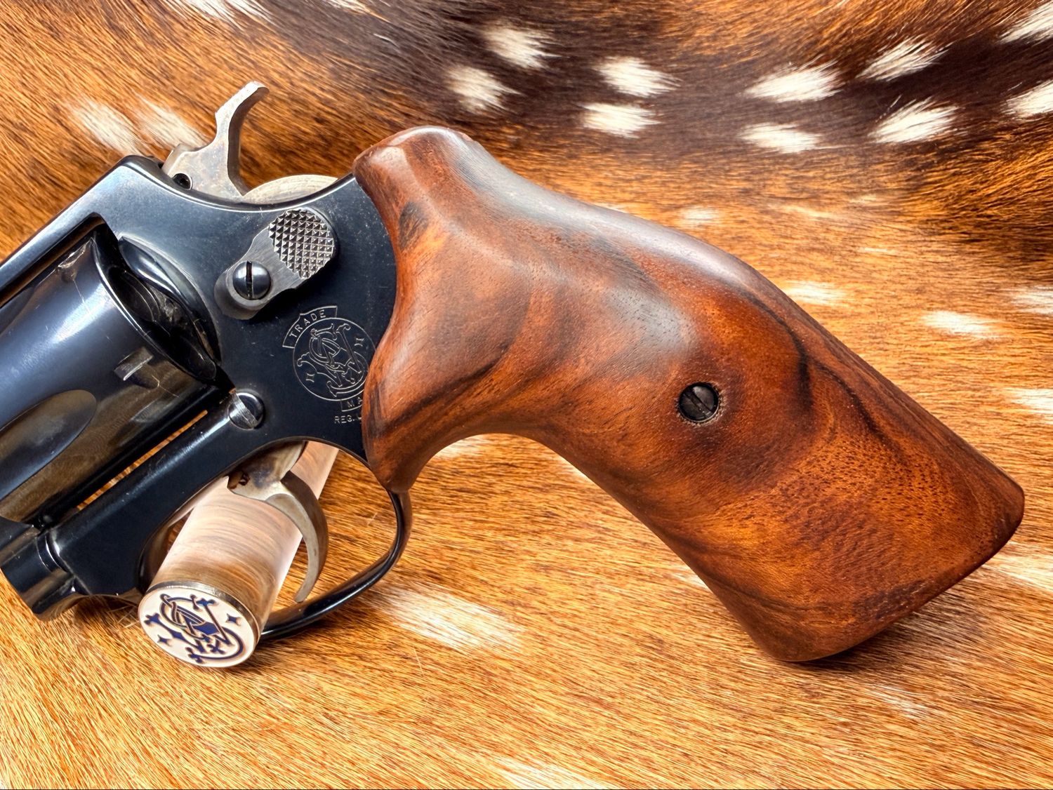 Smith & Wesson High Grade Hand Select Walnut Grips (J Frame Cub Hug) Smith & Wesson High Grade Hand Select Walnut Grips (J Frame Cub Hug)