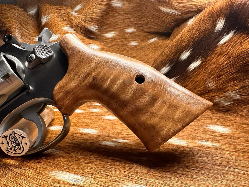 Smith & Wesson High Grade Hand Select Bastogne S&W Bear Hug Grips (K/L Round FRAME)