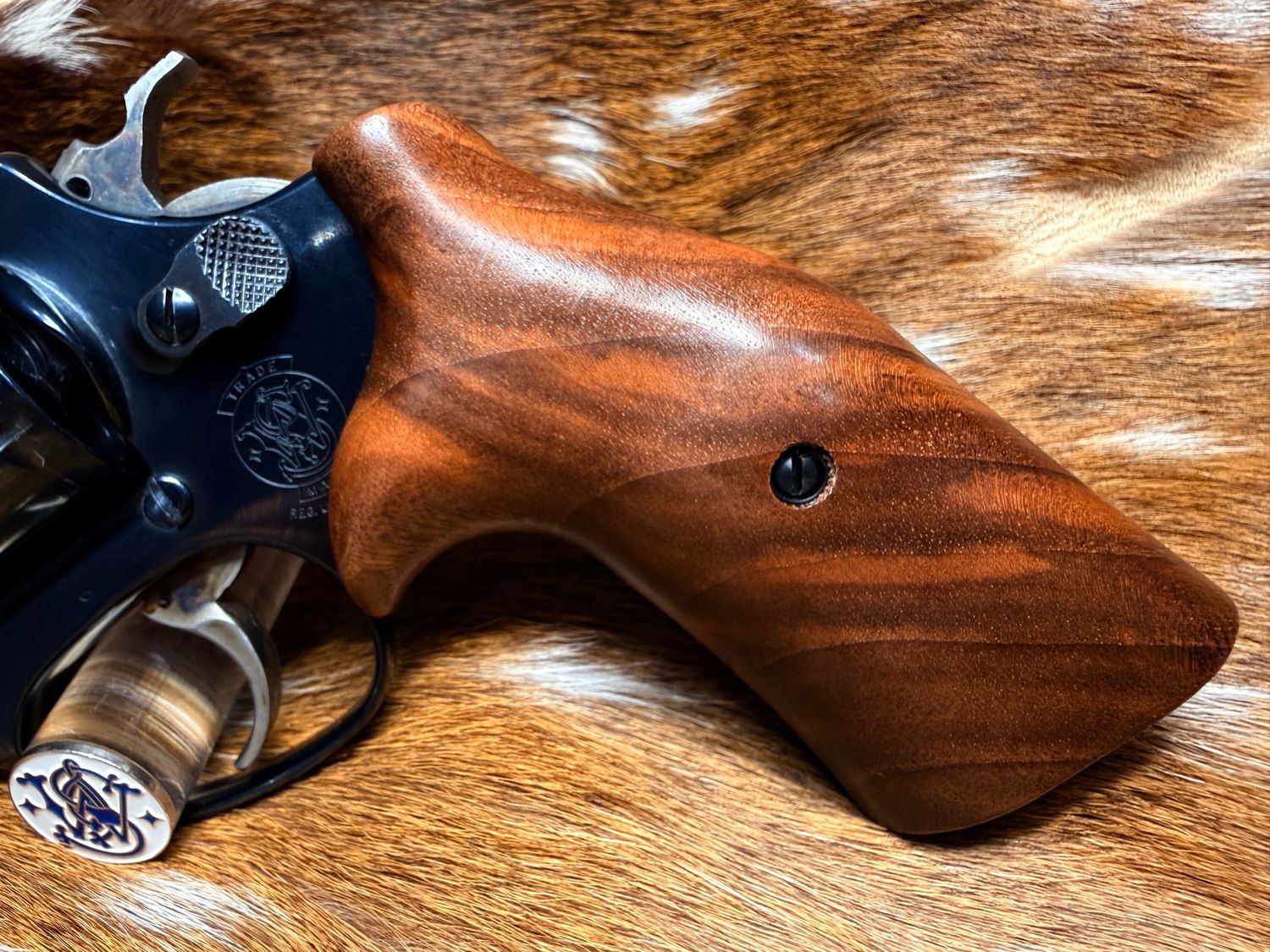 Smith & Wesson High Grade Hand Select Walnut Grips (J Frame Cub Hug) Smith & Wesson High Grade Hand Select Walnut Grips (J Frame Cub Hug)