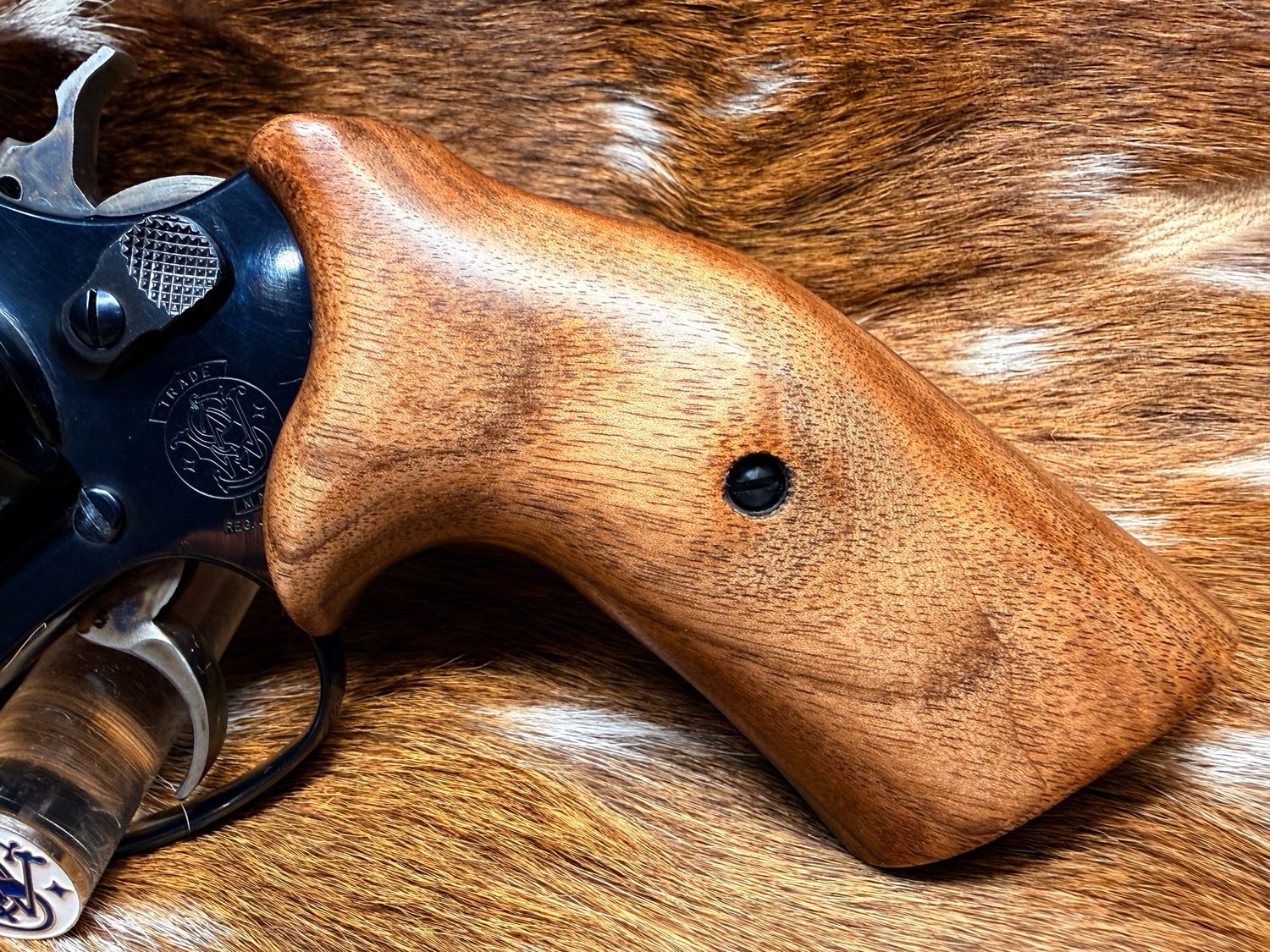 Smith & Wesson High Grade Hand Select Walnut Grips (J Frame Cub Hug) Smith & Wesson High Grade Hand Select Walnut Grips (J Frame Cub Hug)