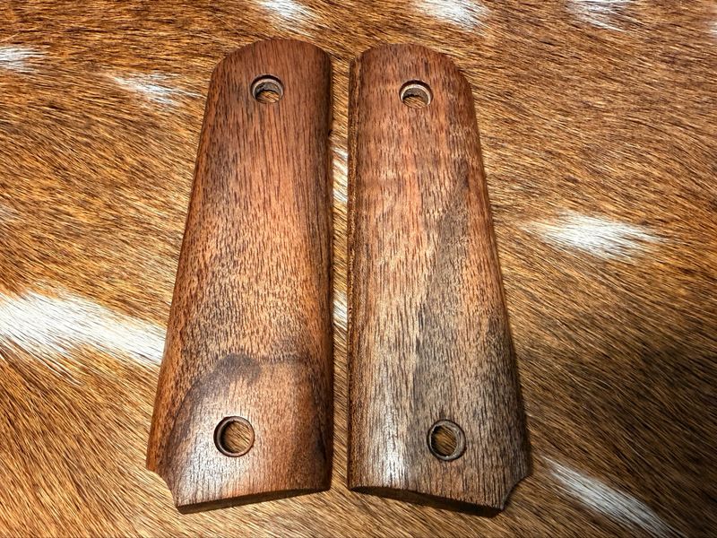 Traditional 1911 Walnut Grips