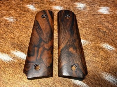 Traditional 1911 Walnut Grips Traditional 1911 Walnut Grips