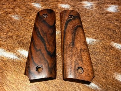 Traditional 1911 Walnut Grips