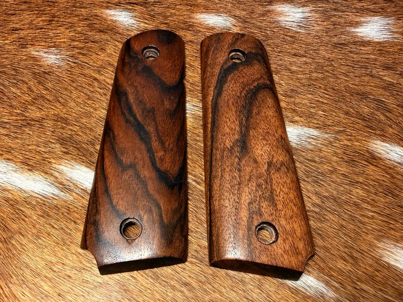 Traditional 1911 Walnut Grips Traditional 1911 Walnut Grips