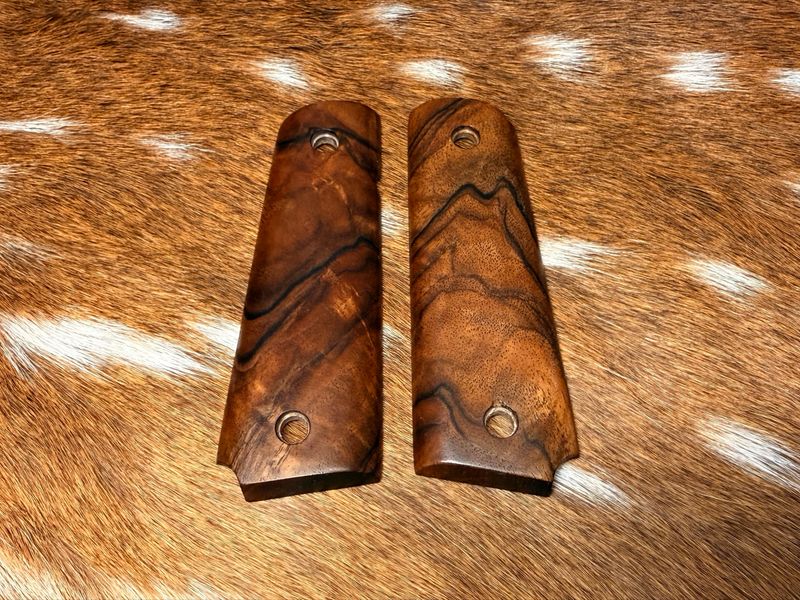 Traditional 1911 Walnut Grips Traditional 1911 Walnut Grips