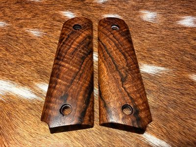 Traditional 1911 Walnut Grips Traditional 1911 Walnut Grips