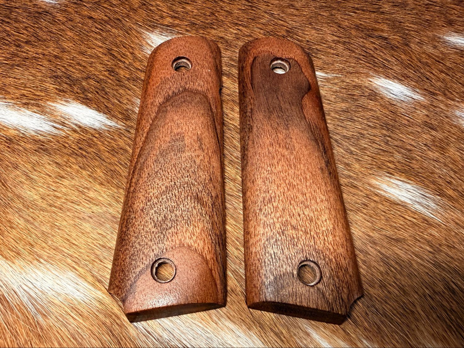 Traditional 1911 Walnut Grips Traditional 1911 Walnut Grips