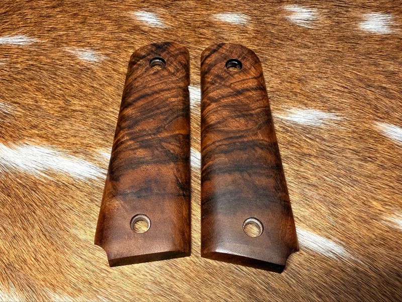 Traditional 1911 Walnut Grips Traditional 1911 Walnut Grips