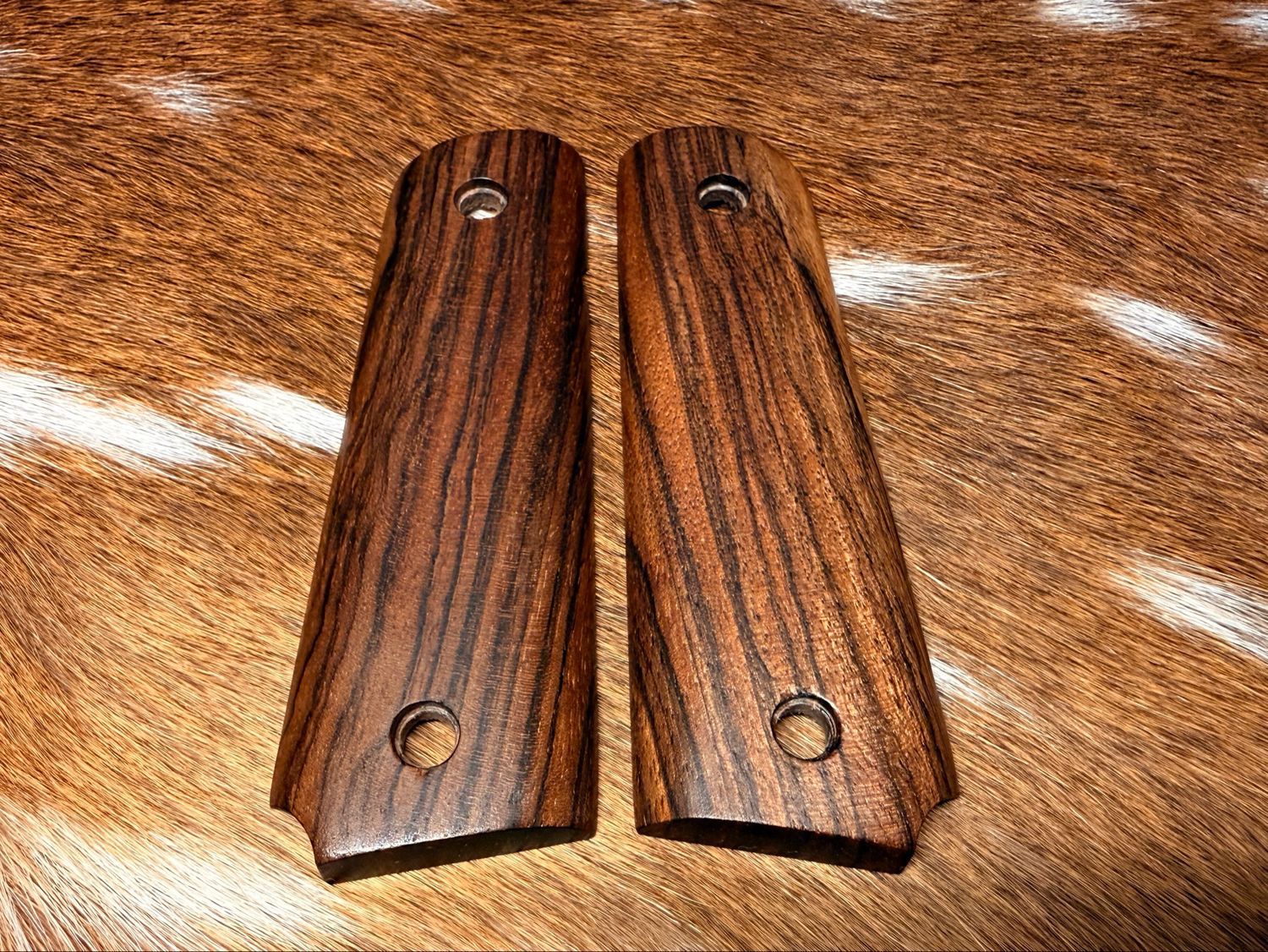 Traditional 1911 Walnut Grips Traditional 1911 Walnut Grips