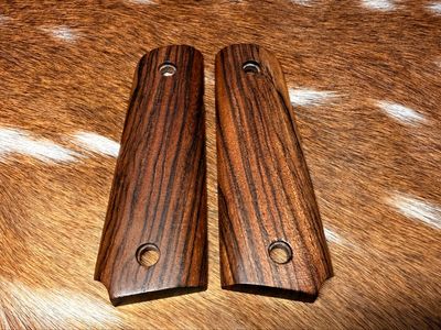 Traditional 1911 Walnut Grips