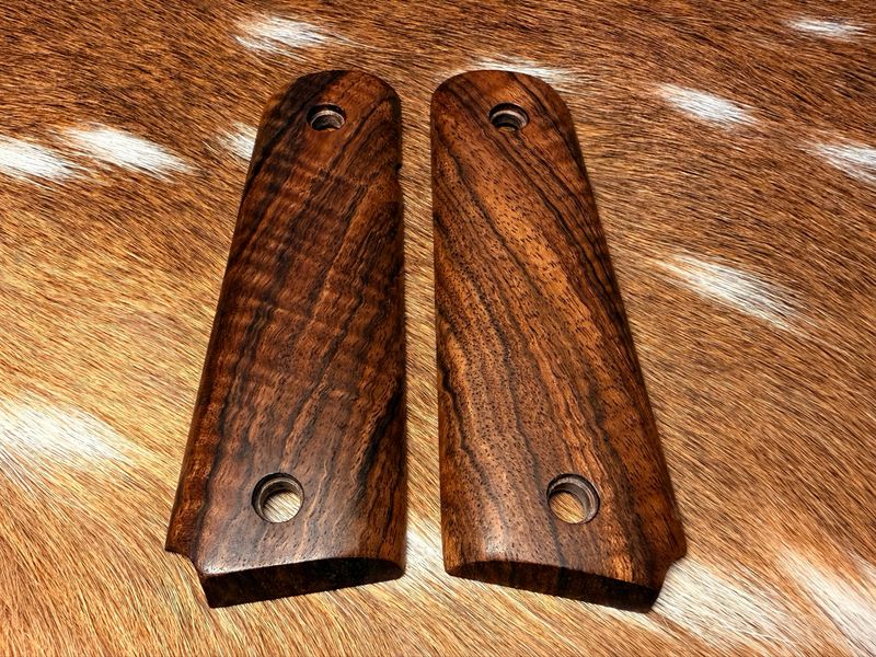Traditional 1911 Walnut Grips Traditional 1911 Walnut Grips
