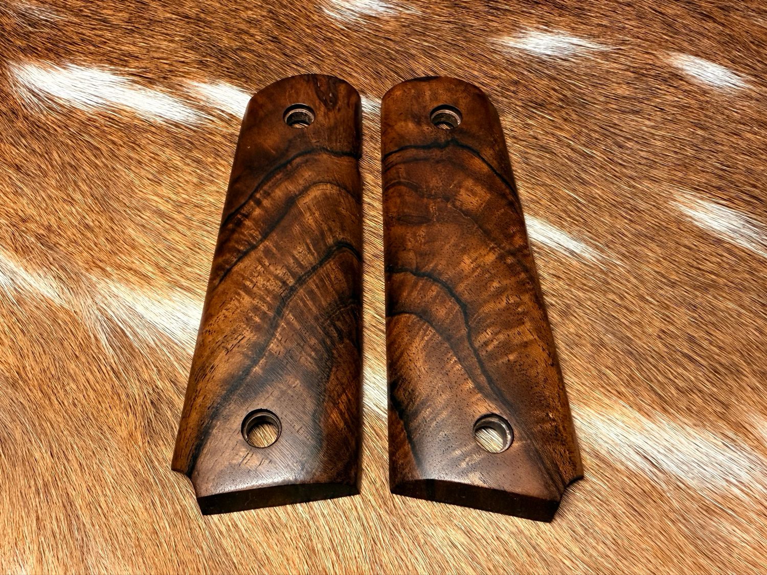 Traditional 1911 Walnut Grips Traditional 1911 Walnut Grips