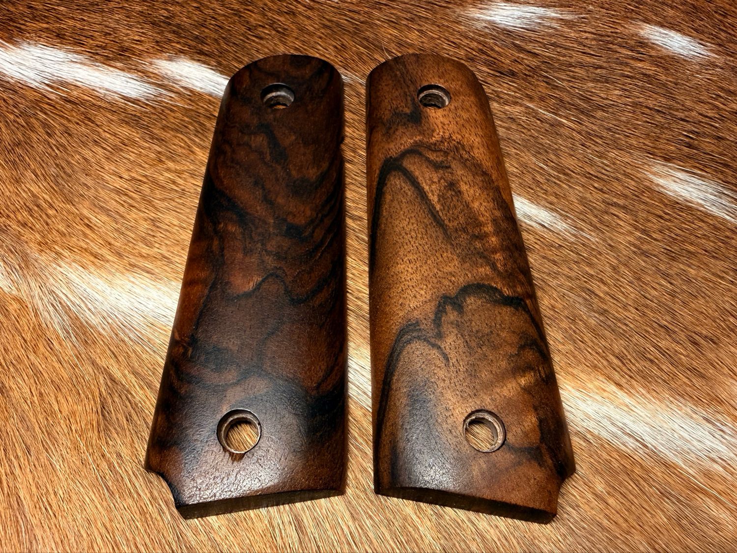 Traditional 1911 Walnut Grips Traditional 1911 Walnut Grips