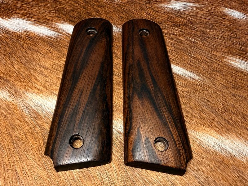 Traditional 1911 Walnut Grips Traditional 1911 Walnut Grips