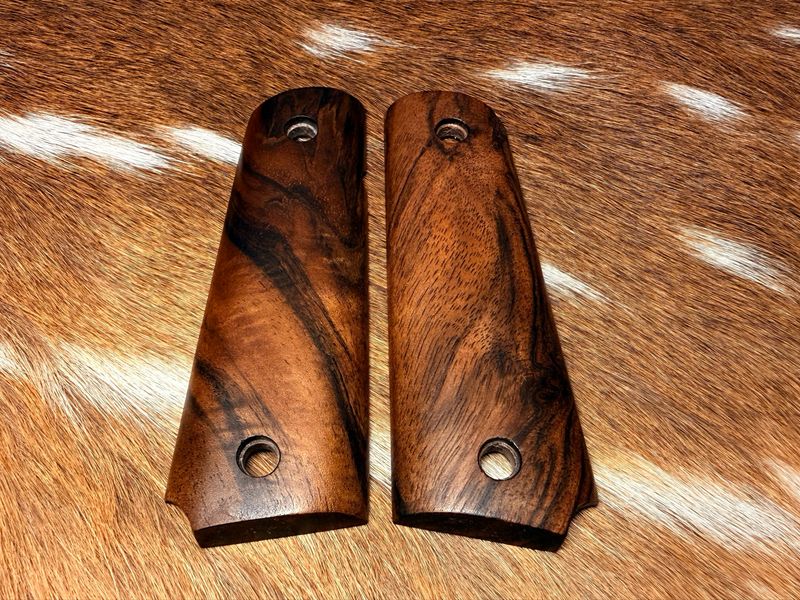 Traditional 1911 Walnut Grips Traditional 1911 Walnut Grips