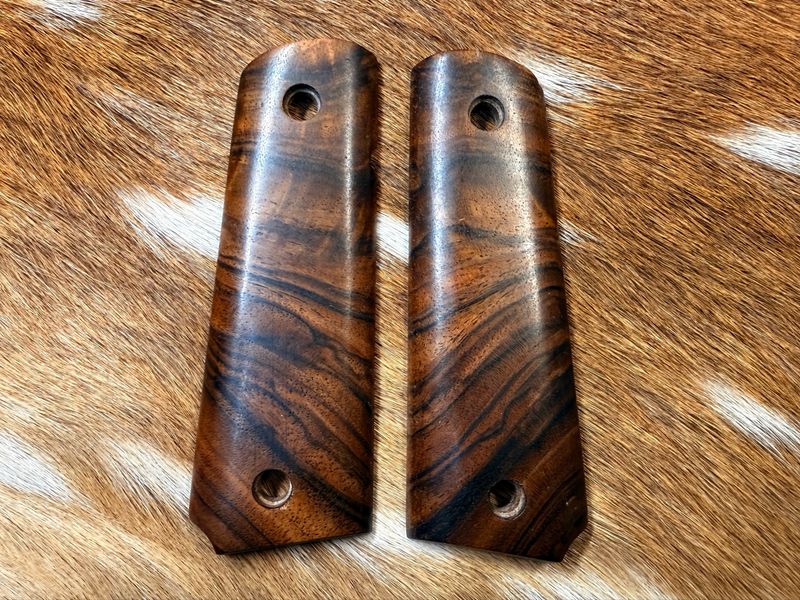 Traditional 1911 Walnut Grips Traditional 1911 Walnut Grips