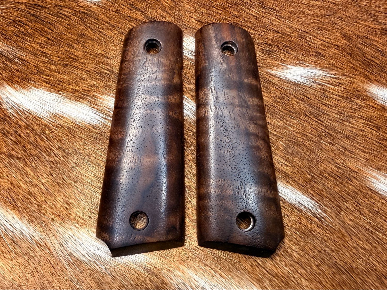 Traditional 1911 Walnut Grips Traditional 1911 Walnut Grips