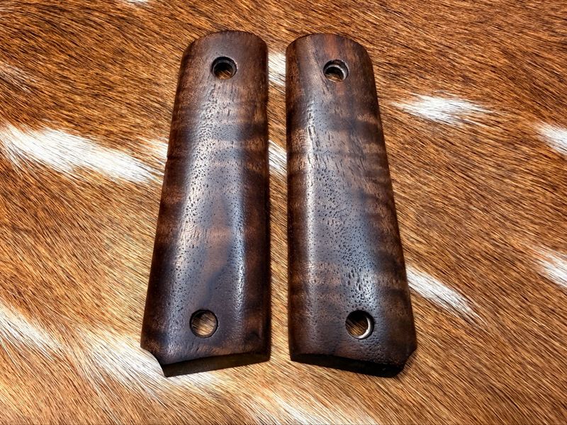 Traditional 1911 Walnut Grips Traditional 1911 Walnut Grips