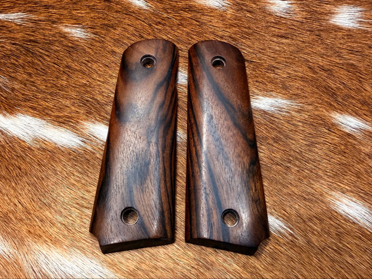 Traditional 1911 Walnut Grips Traditional 1911 Walnut Grips