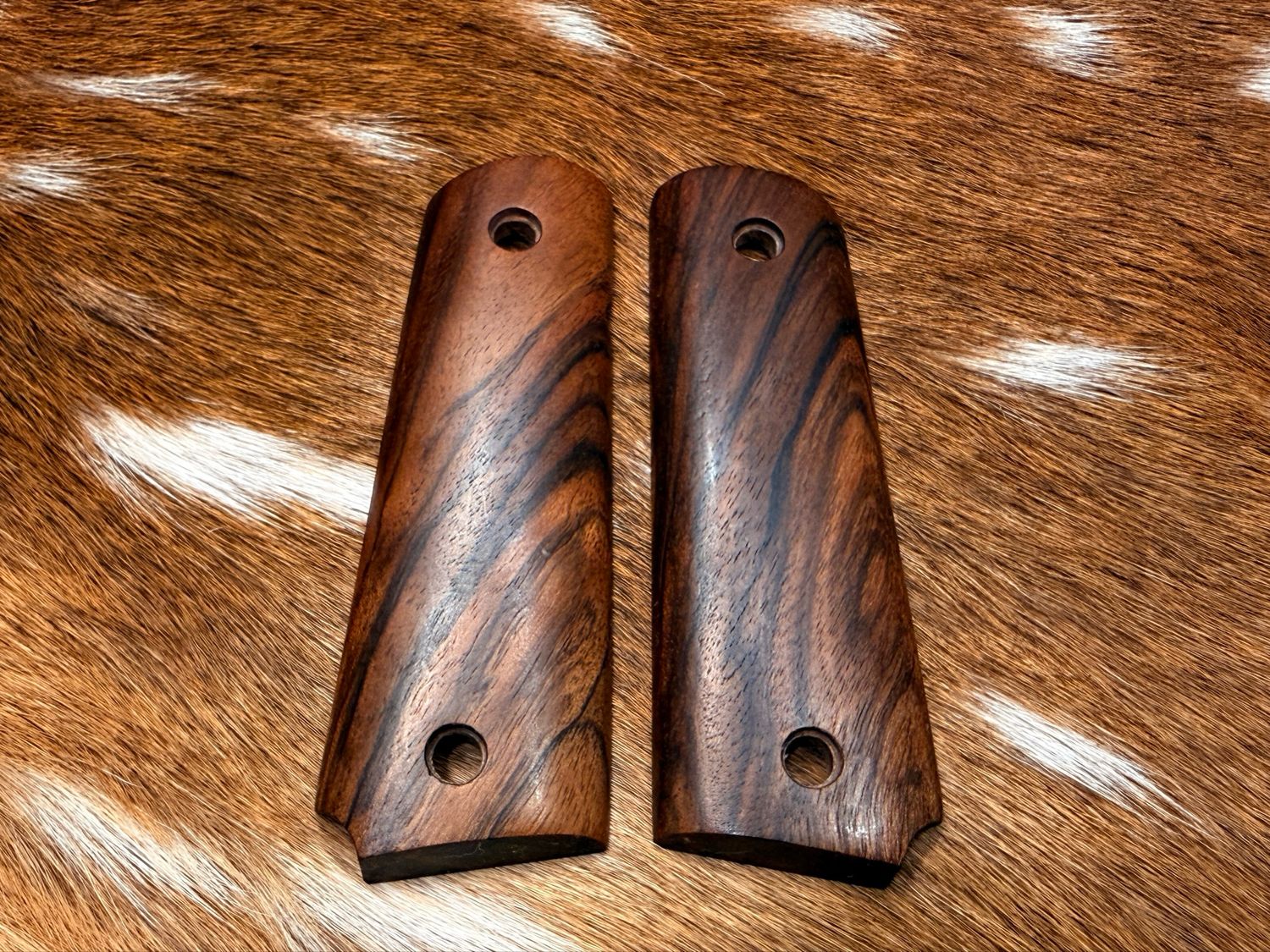 Traditional 1911 Walnut Grips Traditional 1911 Walnut Grips